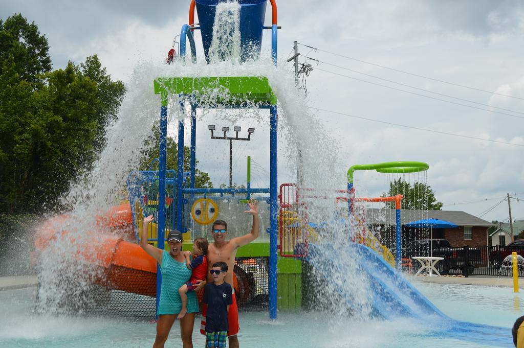 Country Cascades Waterpark Resort Pigeon Forge Exterior photo